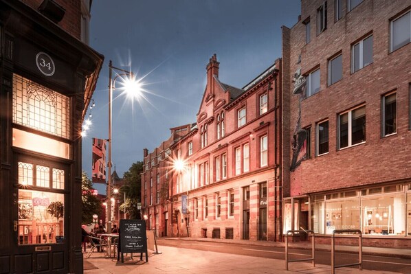 Exterior - Award Winning Stunning Modern Glass Wall Penthouse, Leicester City Centre Treeside Views (Leicestershire)