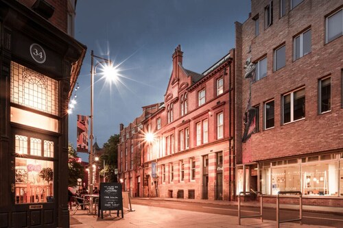 Award Winning Stunning Modern Glass Wall Penthouse, Leicester City Centre Treeside Views