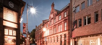 Award Winning Stunning Modern Glass Wall Penthouse, Leicester City Centre Treeside Views