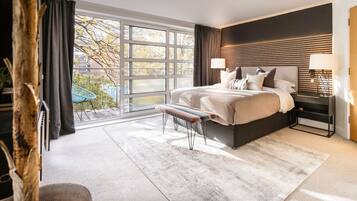 3 bedrooms, desk, iron/ironing board, travel crib