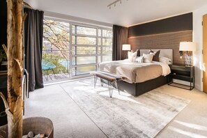 3 bedrooms, desk, iron/ironing board, travel cot - Award Winning Stunning Modern Glass Wall Penthouse, Leicester City Centre Treeside Views (Leicestershire)