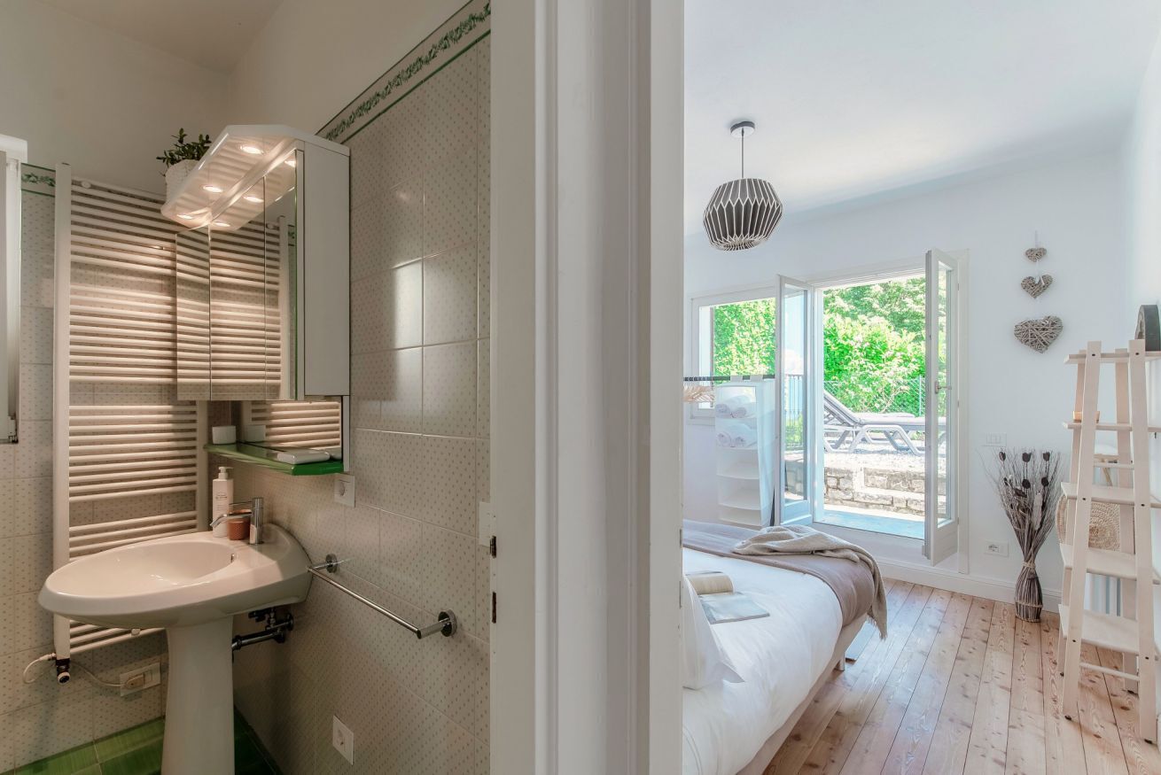 Een moderne badkamer met een wastafel, spiegel en handdoekhouder.