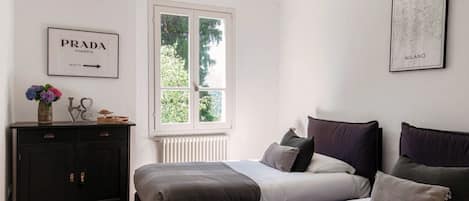 5 habitaciones, tabla de planchar con plancha, cuna de viaje y wifi