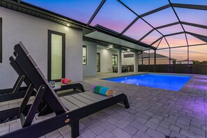 A heated pool - Heated Pool, Outdoor Kitchen and Dining - Sun & Daughter - Roelens (Cape Coral)