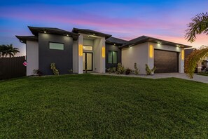 Exterior - Heated Pool, Outdoor Kitchen and Dining - Sun & Daughter - Roelens (Cape Coral)