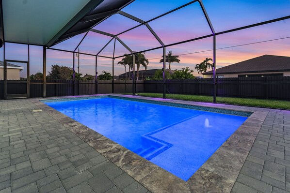 A heated pool - Heated Pool, Outdoor Kitchen and Dining - Sun & Daughter - Roelens (Cape Coral)