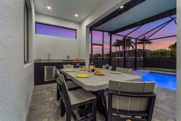 Outdoor dining - Heated Pool, Outdoor Kitchen and Dining - Sun & Daughter - Roelens (Cape Coral)