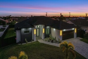 Exterior - Heated Pool, Outdoor Kitchen and Dining - Sun & Daughter - Roelens (Cape Coral)