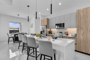 Fridge, microwave, oven, stovetop - Heated Pool, Outdoor Kitchen and Dining - Sun & Daughter - Roelens (Cape Coral)