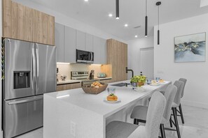 Fridge, microwave, oven, stovetop - Heated Pool, Outdoor Kitchen and Dining - Sun & Daughter - Roelens (Cape Coral)