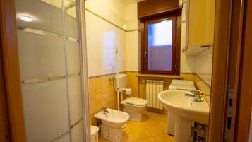 SĂšche-cheveux, serviettes fournies