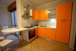 Mikrowelle, Ofen, Geschirrspüler, Wasserkocher mit Kaffee-/Teezubehör