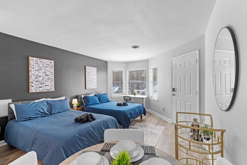 Uptown Modern & Quaint 1-bedroom suite