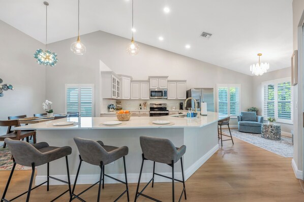 Fridge, microwave, oven, stovetop - Families-private heated pool & hot tub-pickle ball, (Naples)