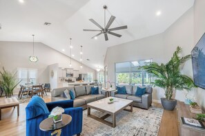 Smart TV - Families-private heated pool & hot tub-pickle ball, (Naples)