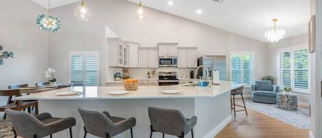 ثلاجة، ميكروويف، فرن، موقد طهي مسطح