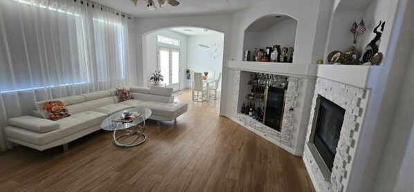 Living area - 2 Сomfortable Rooms in a Cozy 4-bedroom House (Las Vegas)