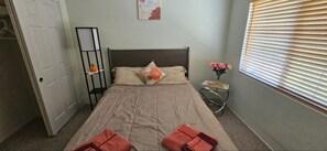 2 habitaciones, tabla de planchar con plancha, wifi y ropa de cama 
