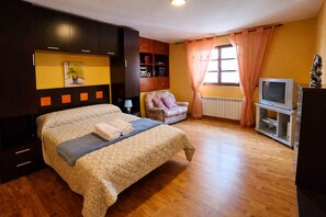 2 sovrum, skrivbord, strykjärn/strykbräda och resesäng