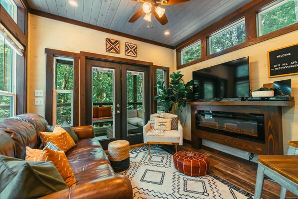 تلفزيون ذكي، مدفأة، مشغل دي في دي