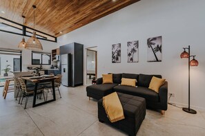 TV, stereo - Modern Pool Villa Walk to Beach (Santa Cruz)