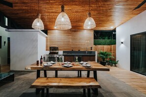 تناول الطعام بالخارج