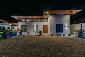 Exterior - Modern Pool Villa Walk to Beach (Santa Cruz)