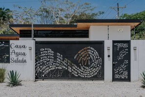 المنطقة المحيطة بالمنشأة