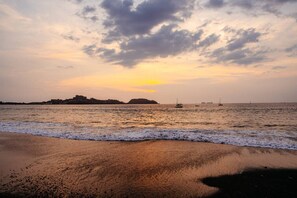 Beach - Modern Pool Villa Walk to Beach (Santa Cruz)