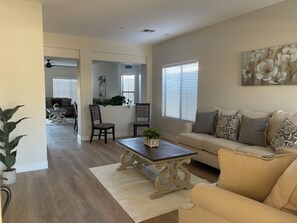 TV - 3-bedroom house with TVs, grill, private pool and WiFi in wonderful Avondale (Avondale)