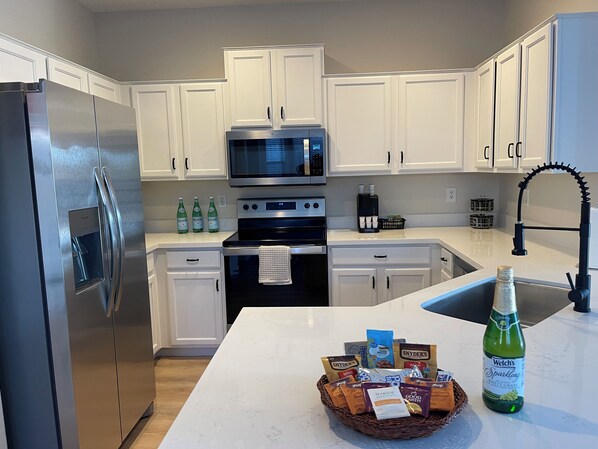 Microwave, oven, stovetop, dishwasher - 3-bedroom house with TVs, grill, private pool and WiFi in wonderful Avondale (Avondale)