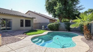 A residential backyard with a swimming pool, a patio area, and a house with a tiled roof. - 3-bedroom house with TVs, grill, private pool and WiFi in wonderful Avondale (Avondale)