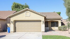 A single-story house with a beige facade, a brown tiled roof, and a garage. - 3-bedroom house with TVs, grill, private pool and WiFi in wonderful Avondale (Avondale)