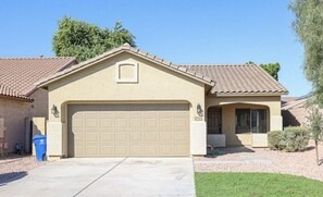 Exterior - 3-bedroom house with TVs, grill, private pool and WiFi in wonderful Avondale (Avondale)