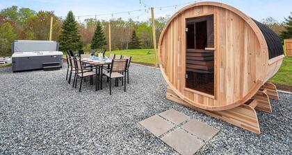Hot tub-Sauna-Game Room-Fire pit-Close to Acadia/Bar Harbor!