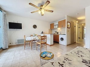 1 bedroom, Internet - Le Lagon Bleu by Interhome (Le Grau du Roi)