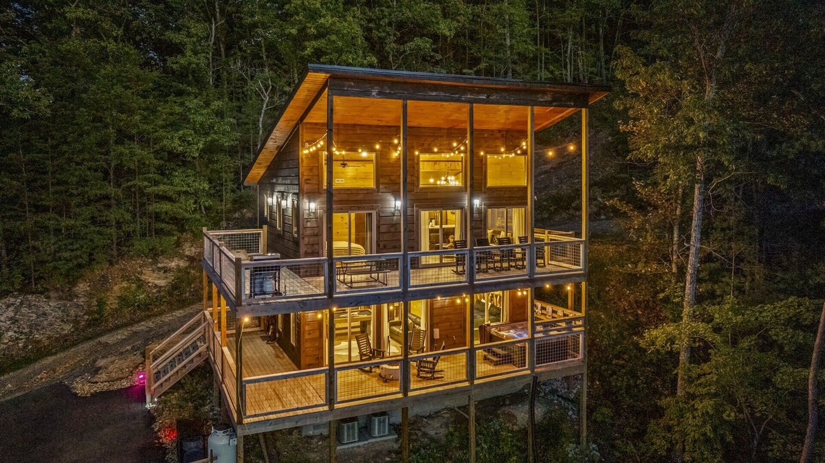 Cascades Escape – Luxury Cabin with Mountain Views, Game Room & Hot Tub