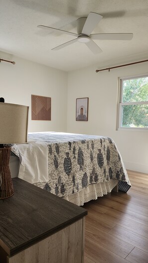 2 bedrooms, iron/ironing board, WiFi, bed sheets - Charming Coastal Retreat in St. Pete 2-bedroom house with AC, WiFi (St. Petersburg)