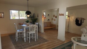 Dining - Charming Coastal Retreat in St. Pete 2-bedroom house with AC, WiFi (St. Petersburg)