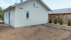 A single-story house with a blue door and a small window. - 1 bedroom cozy home in Skummeslöv (Skummeslöv)