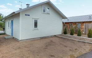 A single-story house with a blue door and a small window. - 1 bedroom cozy home in Skummeslöv (Skummeslöv)