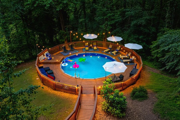 Utendørsbasseng og et oppvarmet basseng