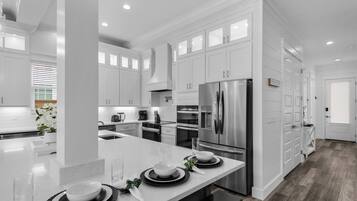 Microondas, horno, parrilla de estufa y lavavajillas