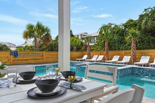 New! Luxury 10-bedroom/bunkroom/13 bath/game room/private pool and beach/hot tub
