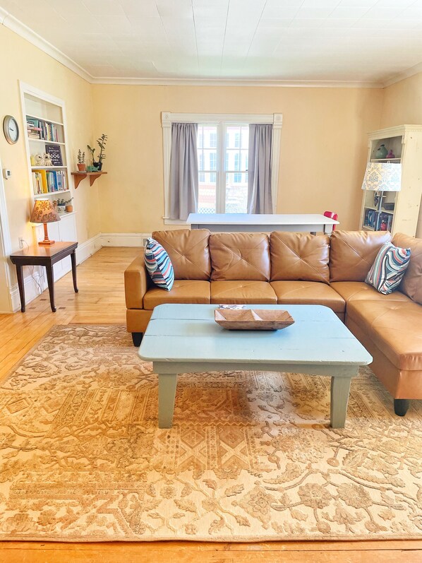 Smart TV, books - 3 bedroom in historic downtown. Walk everywhere. Pet friendly (Sturgeon Bay)