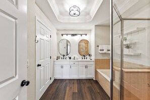 Douche, séchoir à cheveux, serviettes fournies