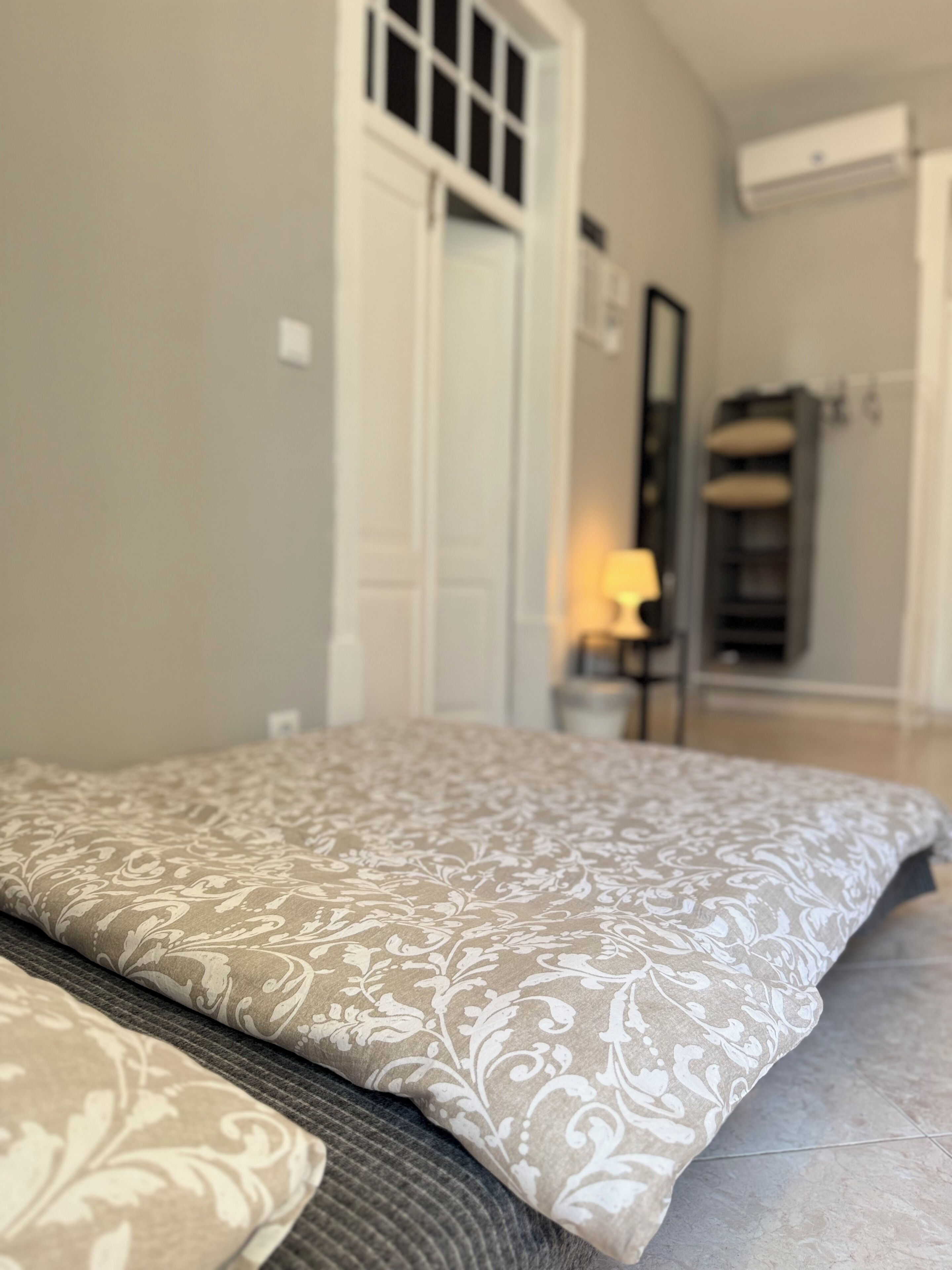 Familien-Vierbettzimmer, eigenes Bad | Blick auf die Strasse