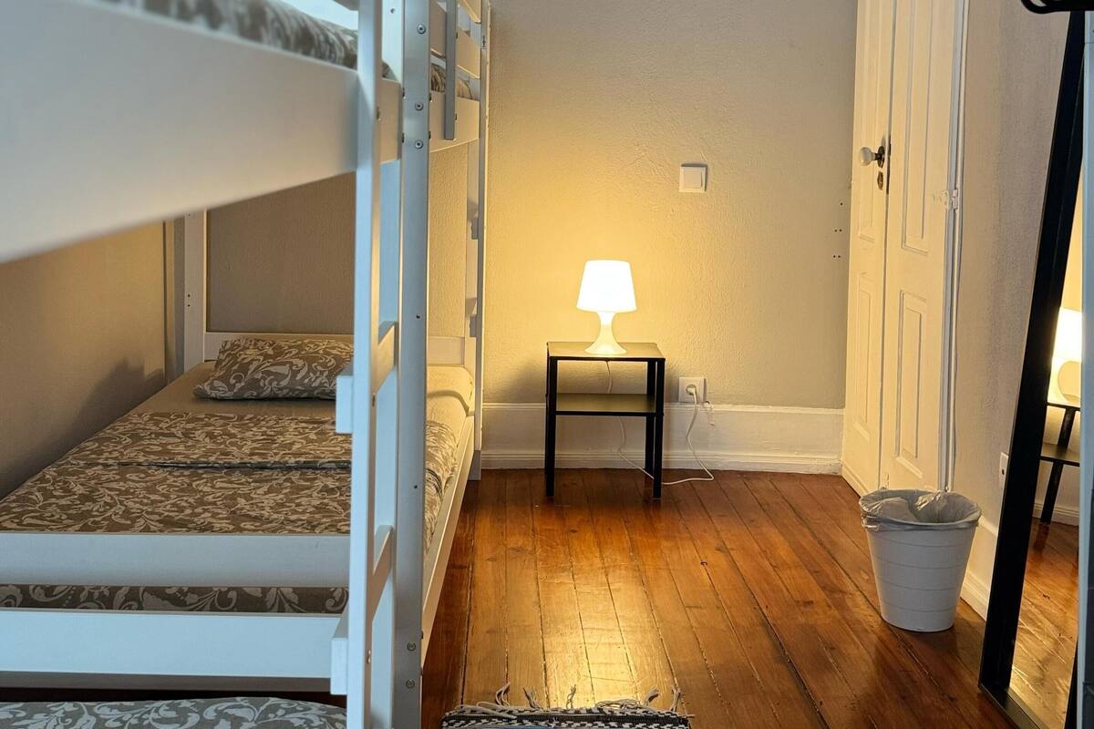 Neljän hengen comfort-huone, parveke | Ilmainen Wi-Fi, vuodevaatteet