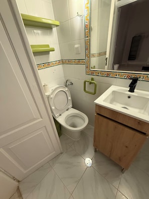 Comfort Shared Dormitory, Mixed Dorm | Bathroom | Shower, towels, toilet paper