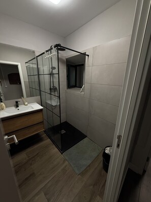 Hair dryer, towels, shampoo, toilet paper - Faro Coast Guest House (Faro)